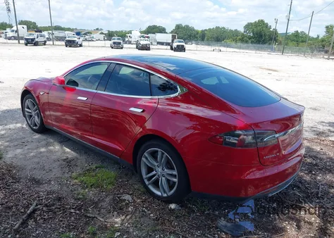 2013 Tesla Model S z USA, uszkodzony, nr VIN 5YJSA1CN7DFP26562